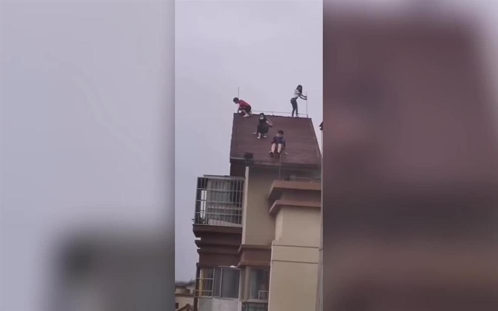 ‘Đau tim’ trước cảnh 4 em nhỏ leo trèo trên mái tòa chung cư 32 tầng-1