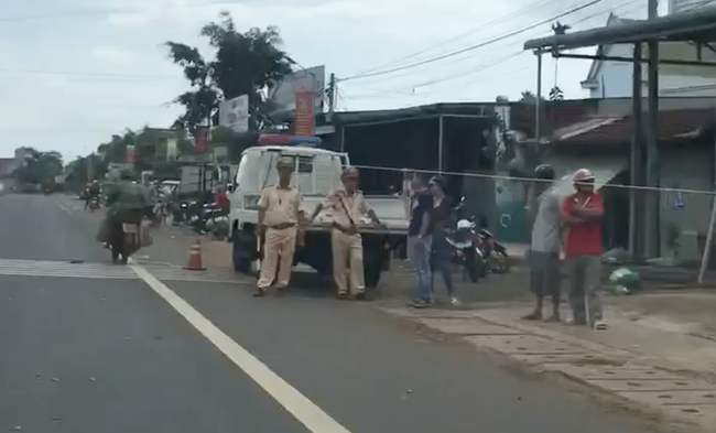 Vụ 2 xe tải và ô tô con va chạm rồi lao vào chợ: Ít nhất 5 người thiệt mạng-4