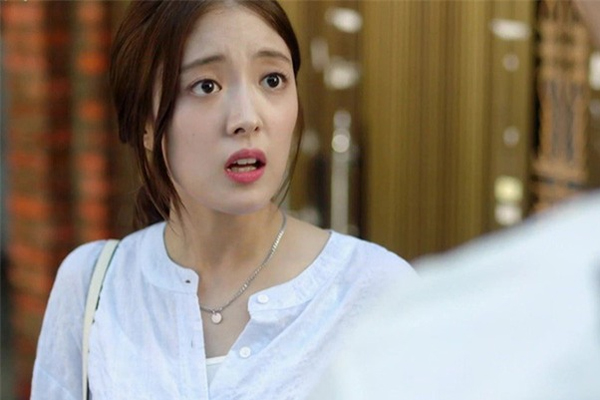 Tay xách nách mang đưa con đi tiêm, vợ giật mình thấy chồng đang bồng bế đứa trẻ lạ-3