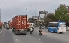 CLIP: Tránh xe khách dừng giữa đường, người phụ nữ suýt chết dưới bánh xe container-1