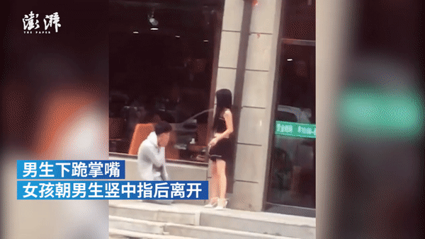 Cãi nhau với bạn gái, chàng trai quỳ xuống tự tát mặt mình để tạ lỗi và cách đáp trả của bạn gái khiến anh xấu hổ ê chề-1