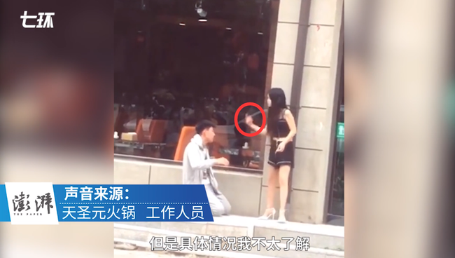 Cãi nhau với bạn gái, chàng trai quỳ xuống tự tát mặt mình để tạ lỗi và cách đáp trả của bạn gái khiến anh xấu hổ ê chề-2