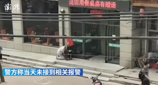 Cãi nhau với bạn gái, chàng trai quỳ xuống tự tát mặt mình để tạ lỗi và cách đáp trả của bạn gái khiến anh xấu hổ ê chề-3