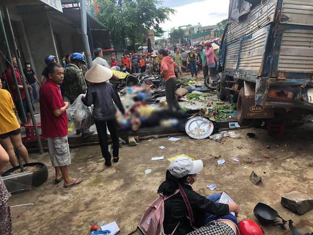 Nhân chứng kể lại phút giây kinh hoàng khi ô tô lao vào chợ ở Đắk Nông: Con quay lại thì thấy mẹ và nhiều người bị xe tải đè lên, la hét khủng khiếp!-5