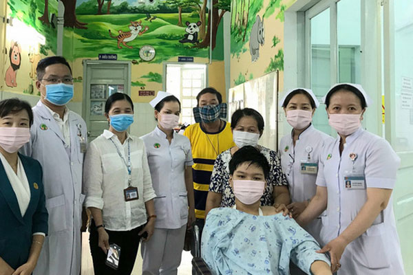 Cây phượng đè trúng người đi đường trong mưa lớn ở TP.HCM-3