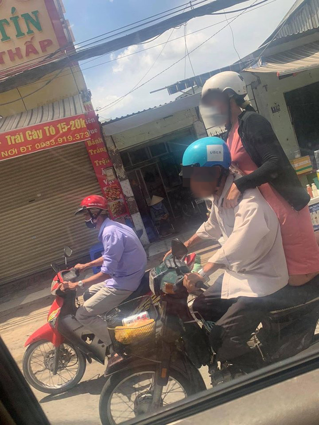 Đi xe máy dưới trời nắng cháy da, người phụ nữ có dáng ngồi khiến tất cả đều ngoái nhìn khó hiểu-2