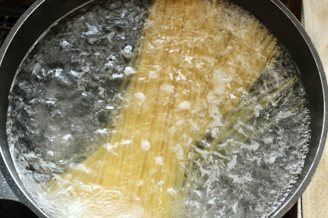 Chỉ 15 phút tôi cũng làm được món mì Ý xào ngon xuất sắc cho bữa trưa cuối tuần-3