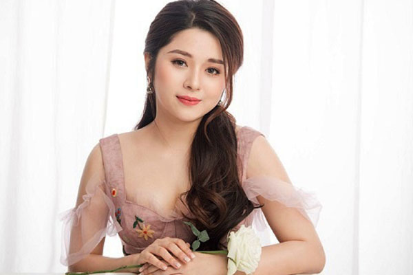 Dòng người xếp hàng chờ vào gặp MC Diệu Linh lần cuối, bố mẹ của nữ MC vẫn bàng hoàng, ôm di hài con gái khóc nghẹn-17