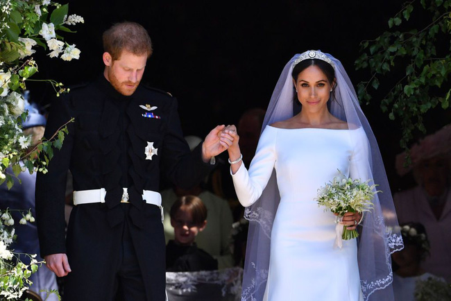 Tiết lộ mới gây sốc: Meghan Markle bắt đầu rạn nứt với gia đình nhà chồng chỉ 4 ngày sau hôn lễ cổ tích với nguyên nhân đặc biệt-1