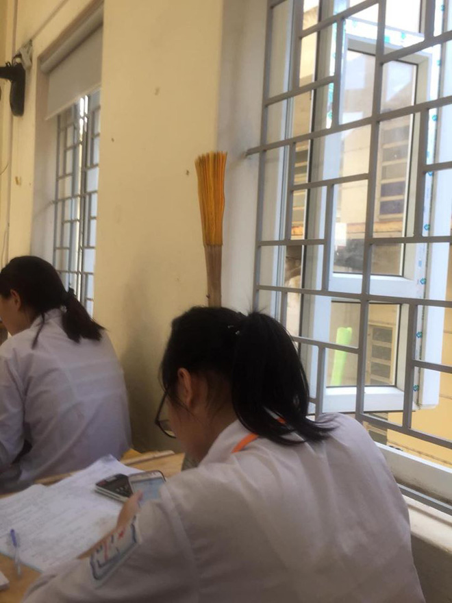 Mùa hè 40 độ vẫn phải đi học, vào đây mà xem đám học trò nghịch đến thế nào-2