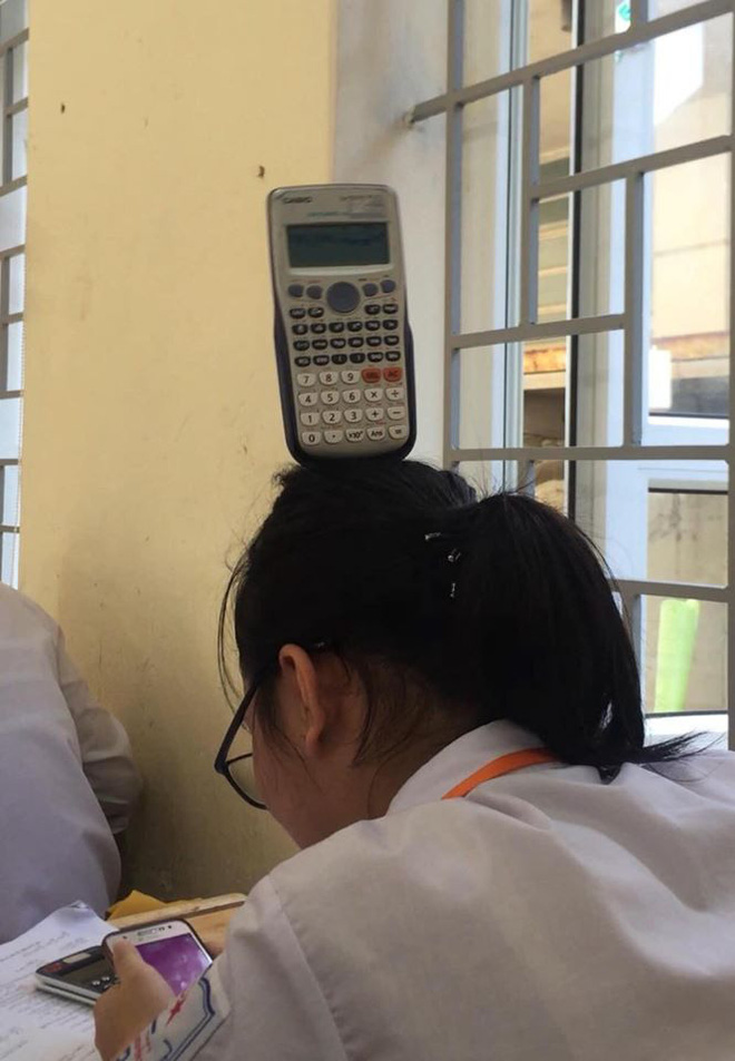 Mùa hè 40 độ vẫn phải đi học, vào đây mà xem đám học trò nghịch đến thế nào-12