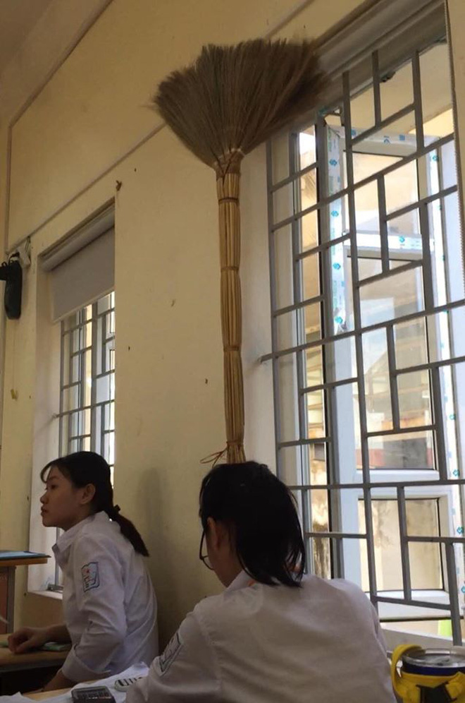 Mùa hè 40 độ vẫn phải đi học, vào đây mà xem đám học trò nghịch đến thế nào-6