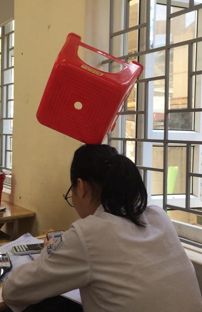 Mùa hè 40 độ vẫn phải đi học, vào đây mà xem đám học trò nghịch đến thế nào-4