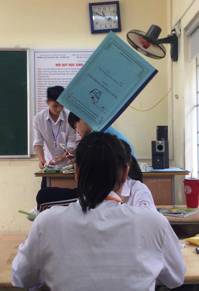 Mùa hè 40 độ vẫn phải đi học, vào đây mà xem đám học trò nghịch đến thế nào-9