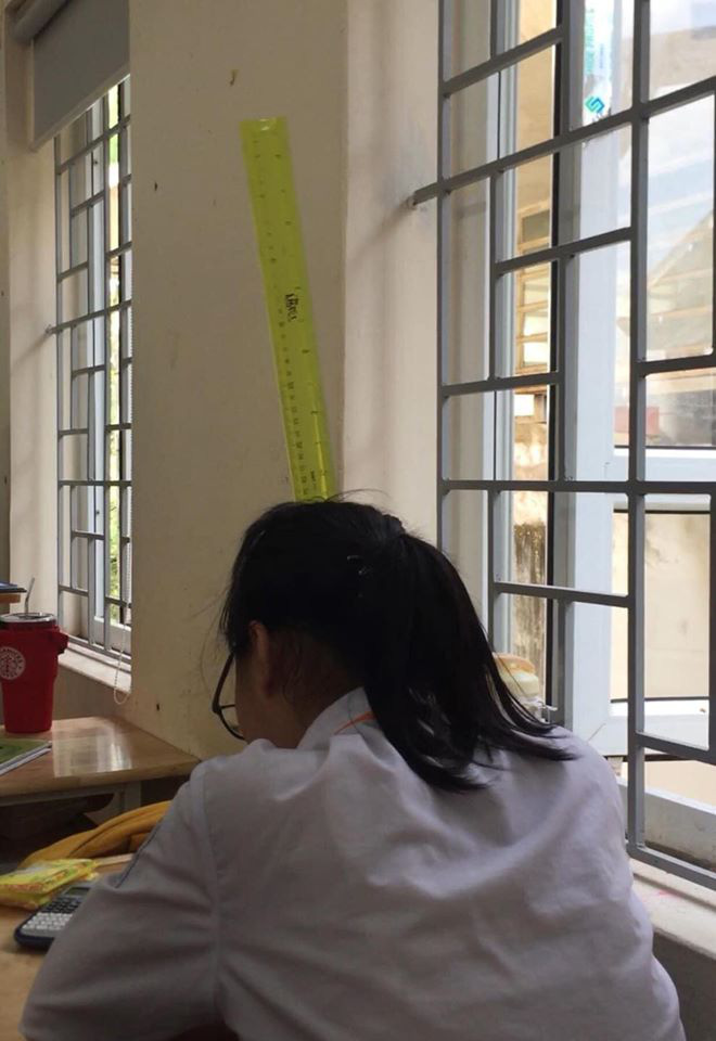 Mùa hè 40 độ vẫn phải đi học, vào đây mà xem đám học trò nghịch đến thế nào-11