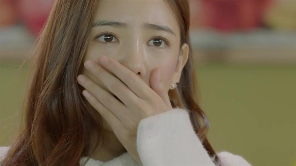 Tay xách nách mang đưa con đi tiêm, vợ giật mình thấy chồng đang bồng bế đứa trẻ lạ-2