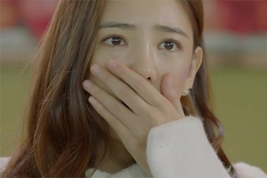 Tay xách nách mang đưa con đi tiêm, vợ giật mình thấy chồng đang bồng bế đứa trẻ lạ