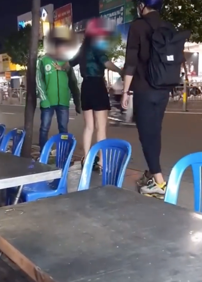 Bắt gặp người yêu đi với trai lạ, nam thanh niên đã có pha hành xử cực gắt ngay giữa phố để dằn mặt-1