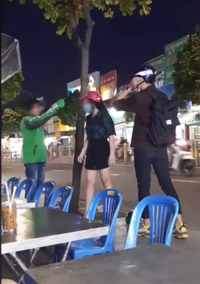 Bắt gặp người yêu đi với trai lạ, nam thanh niên đã có pha hành xử cực gắt ngay giữa phố để dằn mặt-2