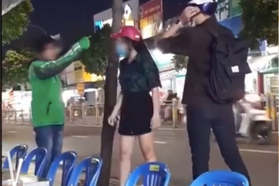 Bắt gặp người yêu đi với trai lạ, nam thanh niên đã có pha hành xử