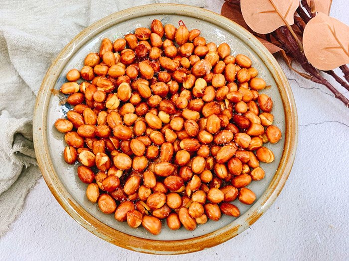 Làm lạc rang muối đừng cho ngay dầu vào, thêm một bước nữa lạc giòn 1 tuần không ỉu-4