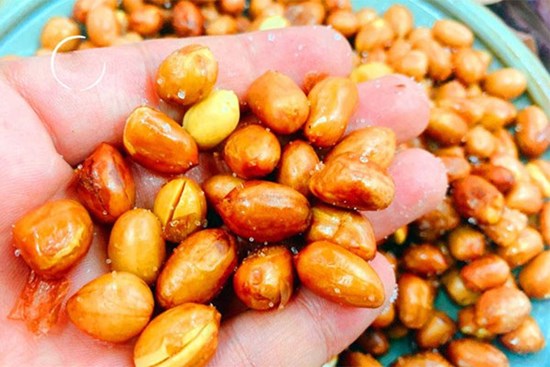 Làm lạc rang muối đừng cho ngay dầu vào, thêm một bước nữa lạc giòn 1 tuần không ỉu