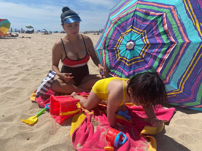 41 tuổi, Nữ hoàng ảnh lịch sexy nhất thập niên 90 vẫn vô cùng táo bạo-7