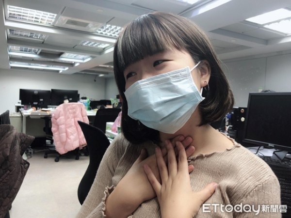 Người phụ nữ dễ bị sặc khi ăn uống, khàn tiếng kéo dài 3 tháng, đi khám mới biết mình mắc bệnh ung thư-1