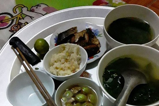 Mâm cơm giản dị chỉ với một món mặn, nhưng dòng nhắn bên cạnh mẹ gửi cho con trai lại khiến dân mạng rưng rưng xúc động!