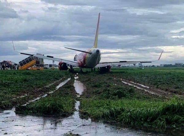 Máy bay lăn lệch đường băng, sân bay Tân Sơn Nhất tạm dừng hoạt động-1