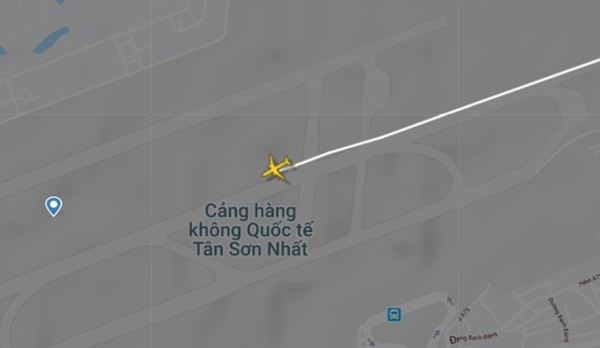 Máy bay lăn lệch đường băng, sân bay Tân Sơn Nhất tạm dừng hoạt động-4