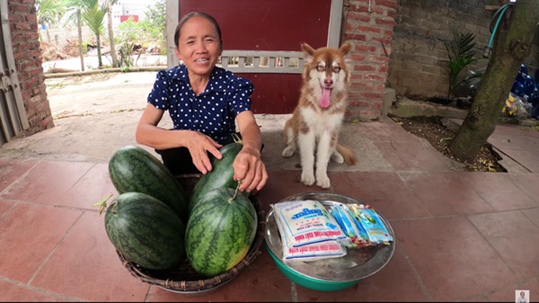 Bà Tân Vlog bị chê để móng tay bẩn làm đồ ăn nhưng lời giải thích sẽ khiến ai cũng phải gật đầu đồng tình-1