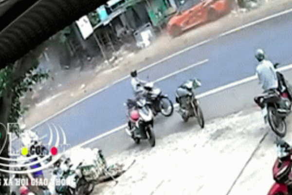 Xe tải lảo đảo suýt lật trên đường khuya nghi do tài xế buồn ngủ-1