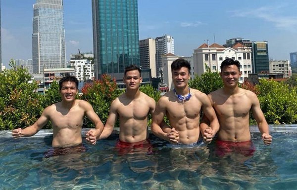 Bùi Tiến Dũng khoe thân hình như tạc tượng khi tập thể hình, đếm không hết múi bụng-1