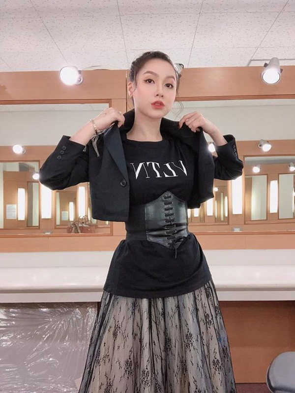 Dàn sao từ Hàn sang Việt đua nhau diện corset khoe eo thon ngực đầy, chiêm ngưỡng rồi chị em nào cũng muốn đu theo ngay-7