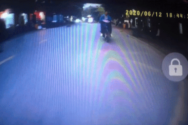 Nam tài xế lái xe máy thiếu quan sát đâm vào đuôi ôtô