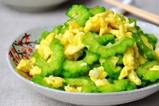 Trước khi xào, cần làm thêm 2 bước để mướp đắng luôn xanh, giòn bớt đắng ai cũng ăn được