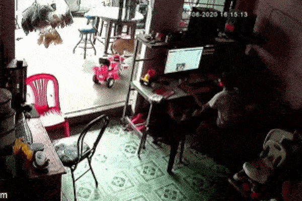 Clip: Bồn nước vỡ làm sập mái nhà, khoảnh khắc khiến nhiều người