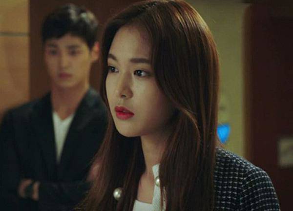 Bất ngờ về nhà thấy giường xộc xệch, tôi điếng người nghe tiếng vợ rên trong phòng tắm-2