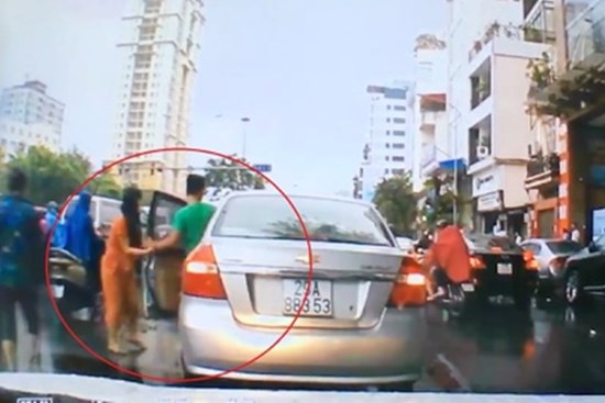 Tài xế ôtô nhặt hôi chùm vải rơi ra đường ở Hà Nội rồi bỏ đi