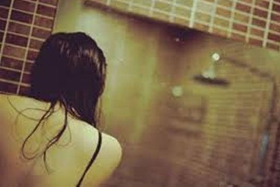 Bất ngờ về nhà thấy giường xộc xệch, tôi điếng người nghe tiếng vợ rên trong phòng tắm