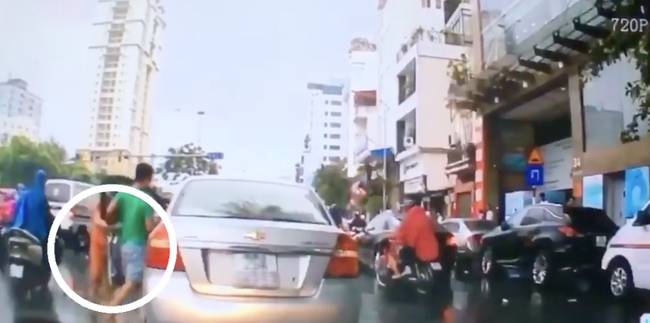 Phẫn nộ clip thanh niên dừng xế hộp giữa đường thó chùm vải của cô bán hàng rong vừa gặp tai nạn, rồi lên xe đóng cửa bỏ đi mặc người khác can ngăn-1