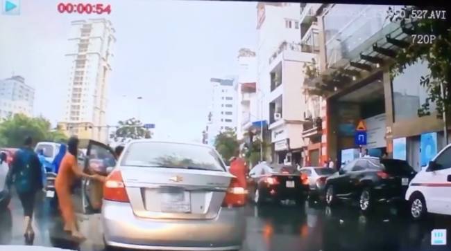 Phẫn nộ clip thanh niên dừng xế hộp giữa đường thó chùm vải của cô bán hàng rong vừa gặp tai nạn, rồi lên xe đóng cửa bỏ đi mặc người khác can ngăn-2