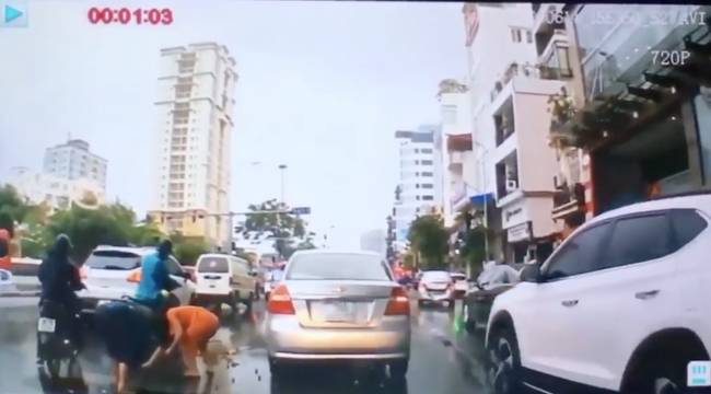 Phẫn nộ clip thanh niên dừng xế hộp giữa đường thó chùm vải của cô bán hàng rong vừa gặp tai nạn, rồi lên xe đóng cửa bỏ đi mặc người khác can ngăn-3