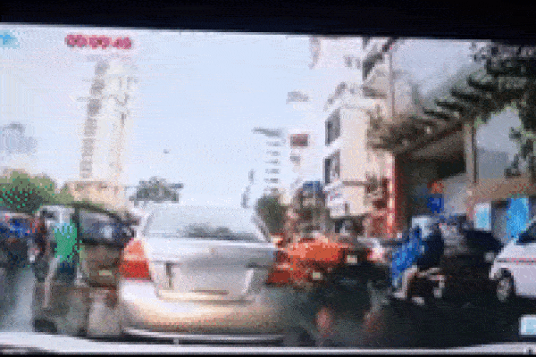 Vụ tài xế ô tô ăn hôi” chùm vải sau vụ va chạm giao thông: Chiếc xe đã bán sang tay nhiều người-2