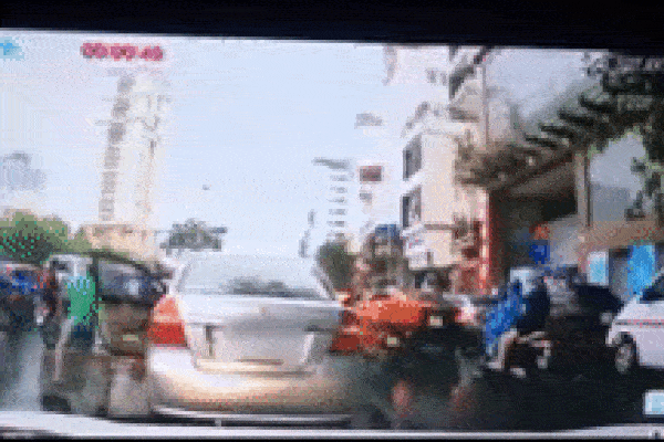 Phẫn nộ clip thanh niên dừng xế hộp giữa đường 