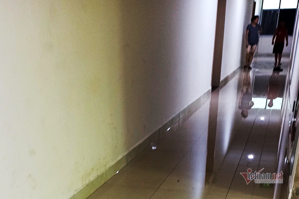 Mưa lớn, dân chung cư cũng tát nước như ở nhà phố-3