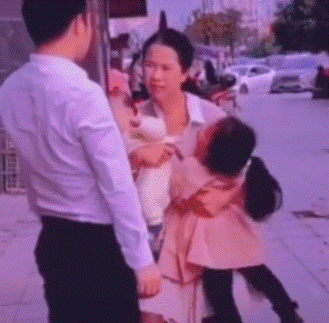 Người chồng cố tình đứng phía sau giả làm hành động kẻ xấu muốn bắt cóc cô con gái và hai kiểu phản ứng của người mẹ khiến nhiều người xúc động nhưng cũng đầy bất ngờ-2