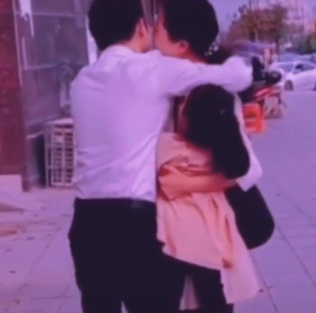 Người chồng cố tình đứng phía sau giả làm hành động kẻ xấu muốn bắt cóc cô con gái và hai kiểu phản ứng của người mẹ khiến nhiều người xúc động nhưng cũng đầy bất ngờ-3