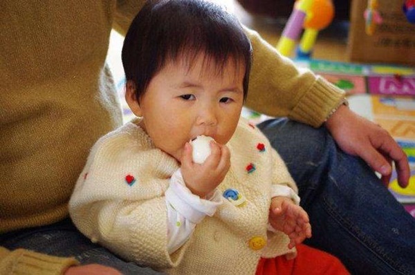 Cháu gái 3 tuổi ngộ độc nặng sau bữa cơm nhà, bà ngoại hối hận vì sai lầm khi luộc trứng gà, rất nhiều gia đình cũng mắc phải-1